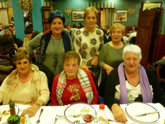 El dúo formado por Tefi de Paz y Alice dos Santos convirtió en una fiesta la cena organizada en el Beti Jai de Aoiz el 11 de marzo con motivo de la celebración del Día Internacional de la Mujer. Más de 150 personas disfrutaron de un menú en el que se alternaron los platos con las risas, gracias a las peripecias de las artistas y su 'Gramola el amor'.