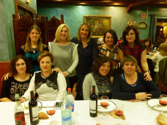 El dúo formado por Tefi de Paz y Alice dos Santos convirtió en una fiesta la cena organizada en el Beti Jai de Aoiz el 11 de marzo con motivo de la celebración del Día Internacional de la Mujer. Más de 150 personas disfrutaron de un menú en el que se alternaron los platos con las risas, gracias a las peripecias de las artistas y su 'Gramola el amor'.