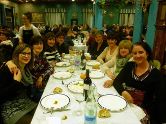El dúo formado por Tefi de Paz y Alice dos Santos convirtió en una fiesta la cena organizada en el Beti Jai de Aoiz el 11 de marzo con motivo de la celebración del Día Internacional de la Mujer. Más de 150 personas disfrutaron de un menú en el que se alternaron los platos con las risas, gracias a las peripecias de las artistas y su 'Gramola el amor'.