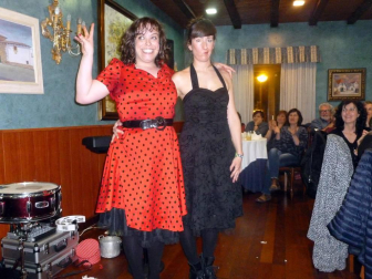 El dúo formado por Tefi de Paz y Alice dos Santos convirtió en una fiesta la cena organizada en el Beti Jai de Aoiz el 11 de marzo con motivo de la celebración del Día Internacional de la Mujer. Más de 150 personas disfrutaron de un menú en el que se alternaron los platos con las risas, gracias a las peripecias de las artistas y su 'Gramola el amor'.