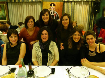 El dúo formado por Tefi de Paz y Alice dos Santos convirtió en una fiesta la cena organizada en el Beti Jai de Aoiz el 11 de marzo con motivo de la celebración del Día Internacional de la Mujer. Más de 150 personas disfrutaron de un menú en el que se alternaron los platos con las risas, gracias a las peripecias de las artistas y su 'Gramola el amor'.