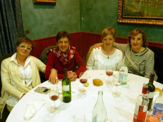 El dúo formado por Tefi de Paz y Alice dos Santos convirtió en una fiesta la cena organizada en el Beti Jai de Aoiz el 11 de marzo con motivo de la celebración del Día Internacional de la Mujer. Más de 150 personas disfrutaron de un menú en el que se alternaron los platos con las risas, gracias a las peripecias de las artistas y su 'Gramola el amor'.