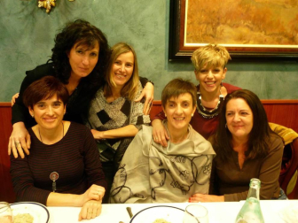 El dúo formado por Tefi de Paz y Alice dos Santos convirtió en una fiesta la cena organizada en el Beti Jai de Aoiz el 11 de marzo con motivo de la celebración del Día Internacional de la Mujer. Más de 150 personas disfrutaron de un menú en el que se alternaron los platos con las risas, gracias a las peripecias de las artistas y su 'Gramola el amor'.