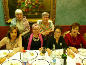 El dúo formado por Tefi de Paz y Alice dos Santos convirtió en una fiesta la cena organizada en el Beti Jai de Aoiz el 11 de marzo con motivo de la celebración del Día Internacional de la Mujer. Más de 150 personas disfrutaron de un menú en el que se alternaron los platos con las risas, gracias a las peripecias de las artistas y su 'Gramola el amor'.