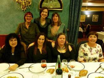 El dúo formado por Tefi de Paz y Alice dos Santos convirtió en una fiesta la cena organizada en el Beti Jai de Aoiz el 11 de marzo con motivo de la celebración del Día Internacional de la Mujer. Más de 150 personas disfrutaron de un menú en el que se alternaron los platos con las risas, gracias a las peripecias de las artistas y su 'Gramola el amor'.