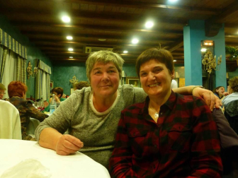 El dúo formado por Tefi de Paz y Alice dos Santos convirtió en una fiesta la cena organizada en el Beti Jai de Aoiz el 11 de marzo con motivo de la celebración del Día Internacional de la Mujer. Más de 150 personas disfrutaron de un menú en el que se alternaron los platos con las risas, gracias a las peripecias de las artistas y su 'Gramola el amor'.
