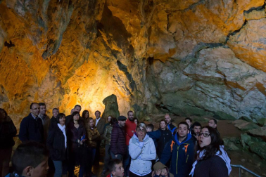 El día de las cuevas atrajo hasta las grutas abiertas al público en Navarra en su octava edición a muchos turistas que pudieron disfrutar de actividades y visitas guiadas.