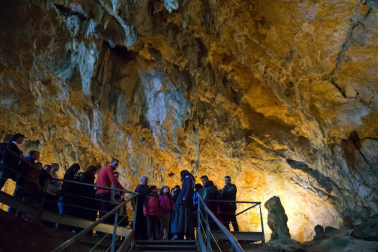 El día de las cuevas atrajo hasta las grutas abiertas al público en Navarra en su octava edición a muchos turistas que pudieron disfrutar de actividades y visitas guiadas.