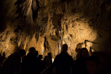 El día de las cuevas atrajo hasta las grutas abiertas al público en Navarra en su octava edición a muchos turistas que pudieron disfrutar de actividades y visitas guiadas.