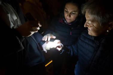 El día de las cuevas atrajo hasta las grutas abiertas al público en Navarra en su octava edición a muchos turistas que pudieron disfrutar de actividades y visitas guiadas.