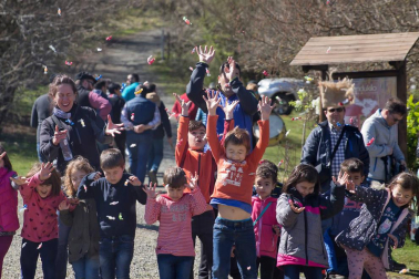 El día de las cuevas atrajo hasta las grutas abiertas al público en Navarra en su octava edición a muchos turistas que pudieron disfrutar de actividades y visitas guiadas.
