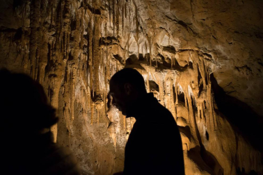 El día de las cuevas atrajo hasta las grutas abiertas al público en Navarra en su octava edición a muchos turistas que pudieron disfrutar de actividades y visitas guiadas.