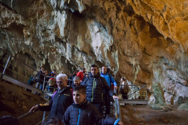 El día de las cuevas atrajo hasta las grutas abiertas al público en Navarra en su octava edición a muchos turistas que pudieron disfrutar de actividades y visitas guiadas.