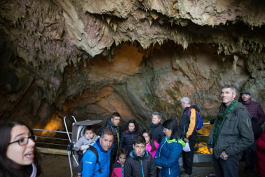 El día de las cuevas atrajo hasta las grutas abiertas al público en Navarra en su octava edición a muchos turistas que pudieron disfrutar de actividades y visitas guiadas.