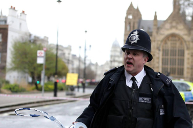 Al menos una decena de personas han resultado heridas en el puente de Westminster, junto al Parlamento británico, después de que se hayan escuchado lo que podrían haber sido disparos en la zona.