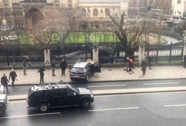 El ataque se ha producido en las inmediaciones del Parlamento británico y en uno de los patios del Palacio de Westminster