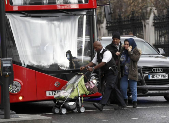 Al menos una decena de personas han resultado heridas en el puente de Westminster, junto al Parlamento británico, después de que se hayan escuchado lo que podrían haber sido disparos en la zona.