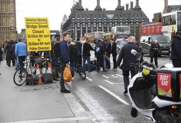 Al menos una decena de personas han resultado heridas en el puente de Westminster, junto al Parlamento británico, después de que se hayan escuchado lo que podrían haber sido disparos en la zona.