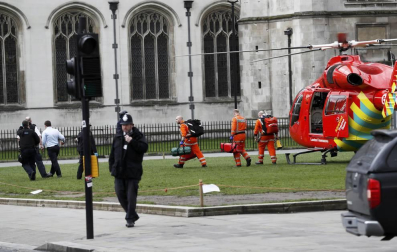 Al menos una decena de personas han resultado heridas en el puente de Westminster, junto al Parlamento británico, después de que se hayan escuchado lo que podrían haber sido disparos en la zona.