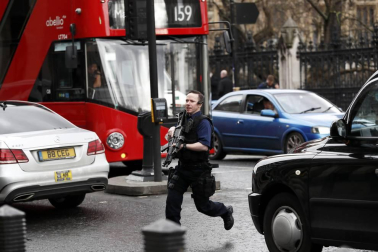 Al menos una decena de personas han resultado heridas en el puente de Westminster, junto al Parlamento británico, después de que se hayan escuchado lo que podrían haber sido disparos en la zona.