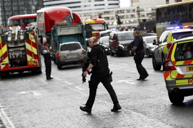 Al menos una decena de personas han resultado heridas en el puente de Westminster, junto al Parlamento británico, después de que se hayan escuchado lo que podrían haber sido disparos en la zona.