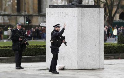 Al menos una decena de personas han resultado heridas en el puente de Westminster, junto al Parlamento británico, después de que se hayan escuchado lo que podrían haber sido disparos en la zona.
