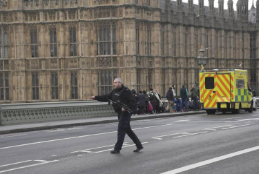 Al menos una decena de personas han resultado heridas en el puente de Westminster, junto al Parlamento británico, después de que se hayan escuchado lo que podrían haber sido disparos en la zona.