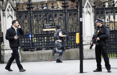 Al menos una decena de personas han resultado heridas en el puente de Westminster, junto al Parlamento británico, después de que se hayan escuchado lo que podrían haber sido disparos en la zona.