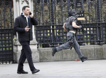 Al menos una decena de personas han resultado heridas en el puente de Westminster, junto al Parlamento británico, después de que se hayan escuchado lo que podrían haber sido disparos en la zona.