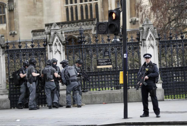 Al menos una decena de personas han resultado heridas en el puente de Westminster, junto al Parlamento británico, después de que se hayan escuchado lo que podrían haber sido disparos en la zona.
