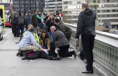 Al menos una decena de personas han resultado heridas en el puente de Westminster, junto al Parlamento británico, después de que se hayan escuchado lo que podrían haber sido disparos en la zona.