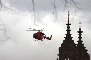 Al menos una decena de personas han resultado heridas en el puente de Westminster, junto al Parlamento británico, después de que se hayan escuchado lo que podrían haber sido disparos en la zona.