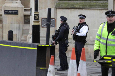 Al menos una decena de personas han resultado heridas en el puente de Westminster, junto al Parlamento británico, después de que se hayan escuchado lo que podrían haber sido disparos en la zona.