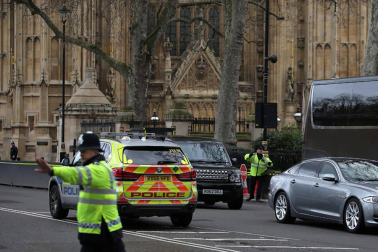 Al menos una decena de personas han resultado heridas en el puente de Westminster, junto al Parlamento británico, después de que se hayan escuchado lo que podrían haber sido disparos en la zona.