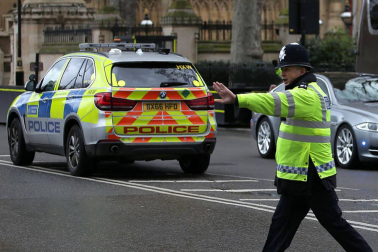 Al menos una decena de personas han resultado heridas en el puente de Westminster, junto al Parlamento británico, después de que se hayan escuchado lo que podrían haber sido disparos en la zona.