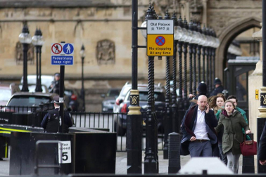Al menos una decena de personas han resultado heridas en el puente de Westminster, junto al Parlamento británico, después de que se hayan escuchado lo que podrían haber sido disparos en la zona.