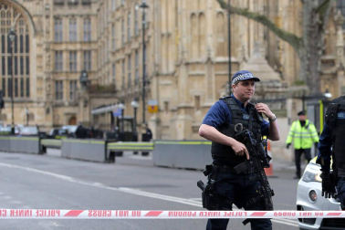 Al menos una decena de personas han resultado heridas en el puente de Westminster, junto al Parlamento británico, después de que se hayan escuchado lo que podrían haber sido disparos en la zona.