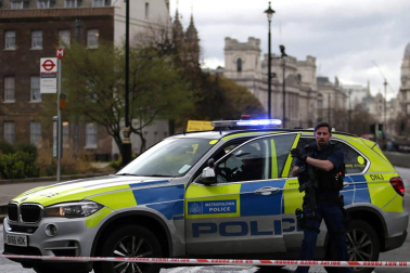 Al menos una decena de personas han resultado heridas en el puente de Westminster, junto al Parlamento británico, después de que se hayan escuchado lo que podrían haber sido disparos en la zona.