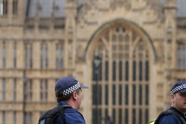 Al menos una decena de personas han resultado heridas en el puente de Westminster, junto al Parlamento británico, después de que se hayan escuchado lo que podrían haber sido disparos en la zona.