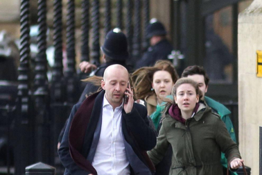 Al menos una decena de personas han resultado heridas en el puente de Westminster, junto al Parlamento británico, después de que se hayan escuchado lo que podrían haber sido disparos en la zona.