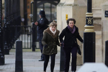 Al menos una decena de personas han resultado heridas en el puente de Westminster, junto al Parlamento británico, después de que se hayan escuchado lo que podrían haber sido disparos en la zona.