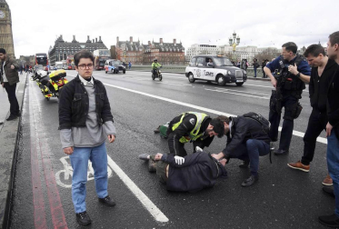 Al menos una decena de personas han resultado heridas en el puente de Westminster, junto al Parlamento británico, después de que se hayan escuchado lo que podrían haber sido disparos en la zona.