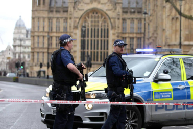 Al menos una decena de personas han resultado heridas en el puente de Westminster, junto al Parlamento británico, después de que se hayan escuchado lo que podrían haber sido disparos en la zona.
