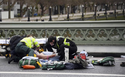 Al menos una decena de personas han resultado heridas en el puente de Westminster, junto al Parlamento británico, después de que se hayan escuchado lo que podrían haber sido disparos en la zona.