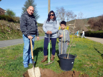 Los vecinos de Aoiz no dejaron pasar la oportunidad de participar en un día emblemático, el dedicado al árbol. Armados con palas y azadas, se acercaron hasta el parque situado junto a la Notaría, donde se procedió a plantar los nuevos ejemplares. Los más pequeños se convirtieron en los protagonistas de la jornada.