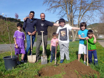 Los vecinos de Aoiz no dejaron pasar la oportunidad de participar en un día emblemático, el dedicado al árbol. Armados con palas y azadas, se acercaron hasta el parque situado junto a la Notaría, donde se procedió a plantar los nuevos ejemplares. Los más pequeños se convirtieron en los protagonistas de la jornada.