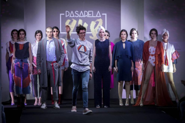 Imágenes de la primera edición de la Pasarela 948 celebrada en el Hotel Tres Reyes de Pamplona. Sobre la alfombra roja se pudieron ver hasta seis desfiles de diferentes diseñadores naciones y locales.