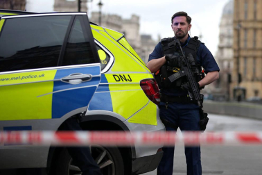 Al menos una decena de personas han resultado heridas en el puente de Westminster, junto al Parlamento británico, después de que se hayan escuchado lo que podrían haber sido disparos en la zona.