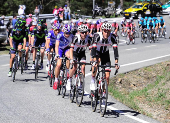 Imágenes de la salida de la Vuelta al País Vasco en Pamplona