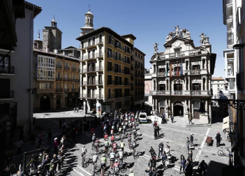 Imágenes de la salida de la Vuelta al País Vasco en Pamplona